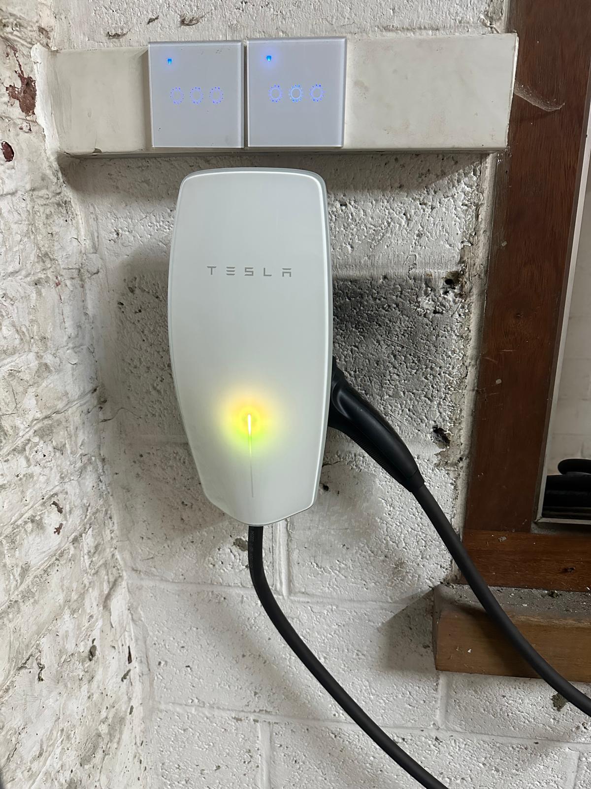 Gros plan d’une borne de recharge Tesla installée par Farhan Energy