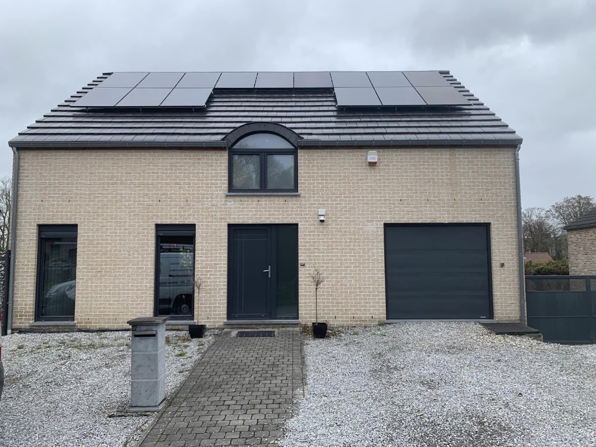Toiture équipée de panneaux photovoltaïques, photographie publiée par Farhan Energy BV sur sa fiche Google