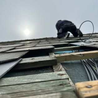 Technicien Farhan Energy intervenant sur une toiture